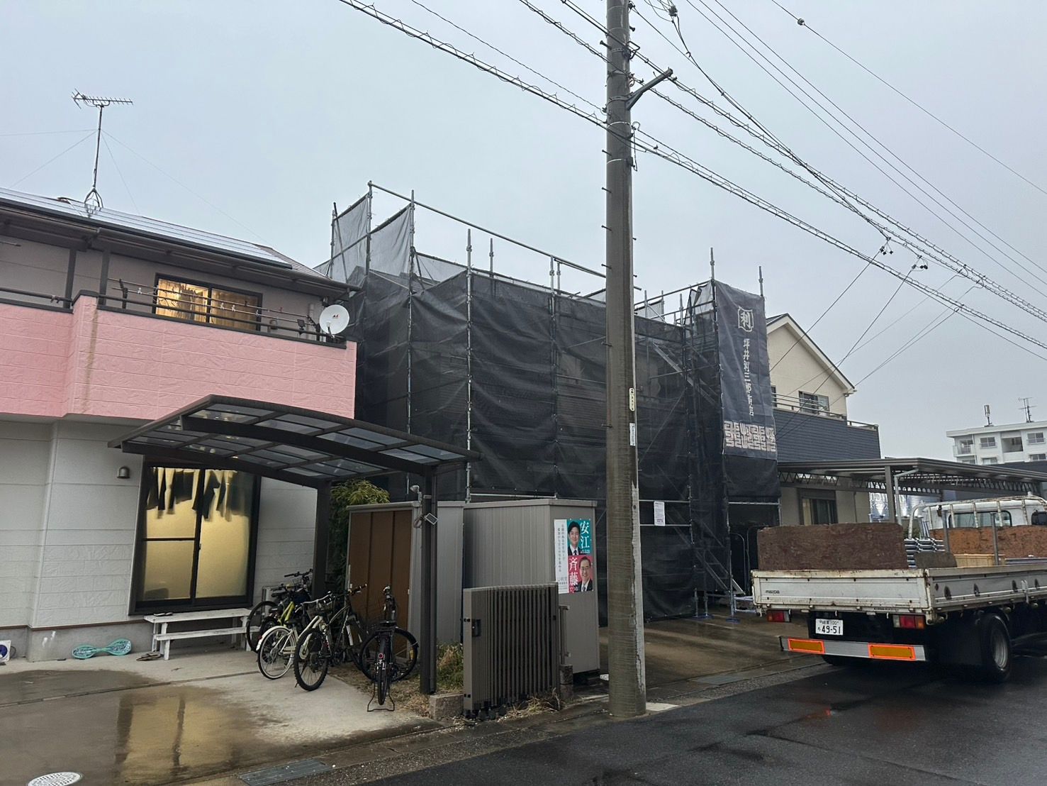 足場架設と飛散防止ネットの設置