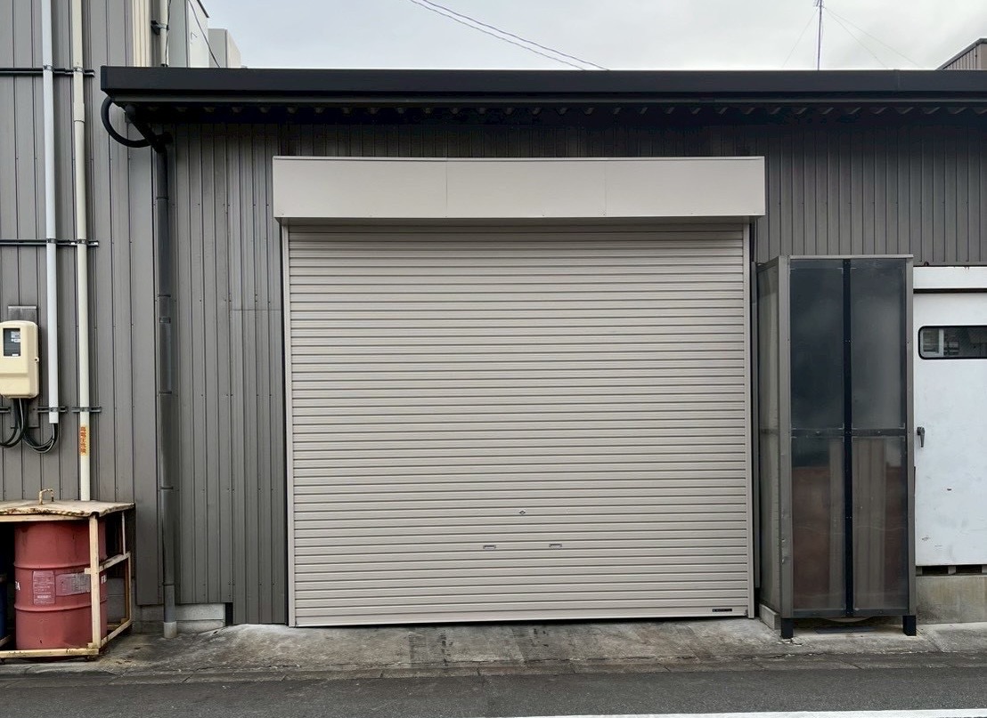シャッター設置と間仕切り壁を施工！防犯・空間改修事例｜岡崎市 施工事例