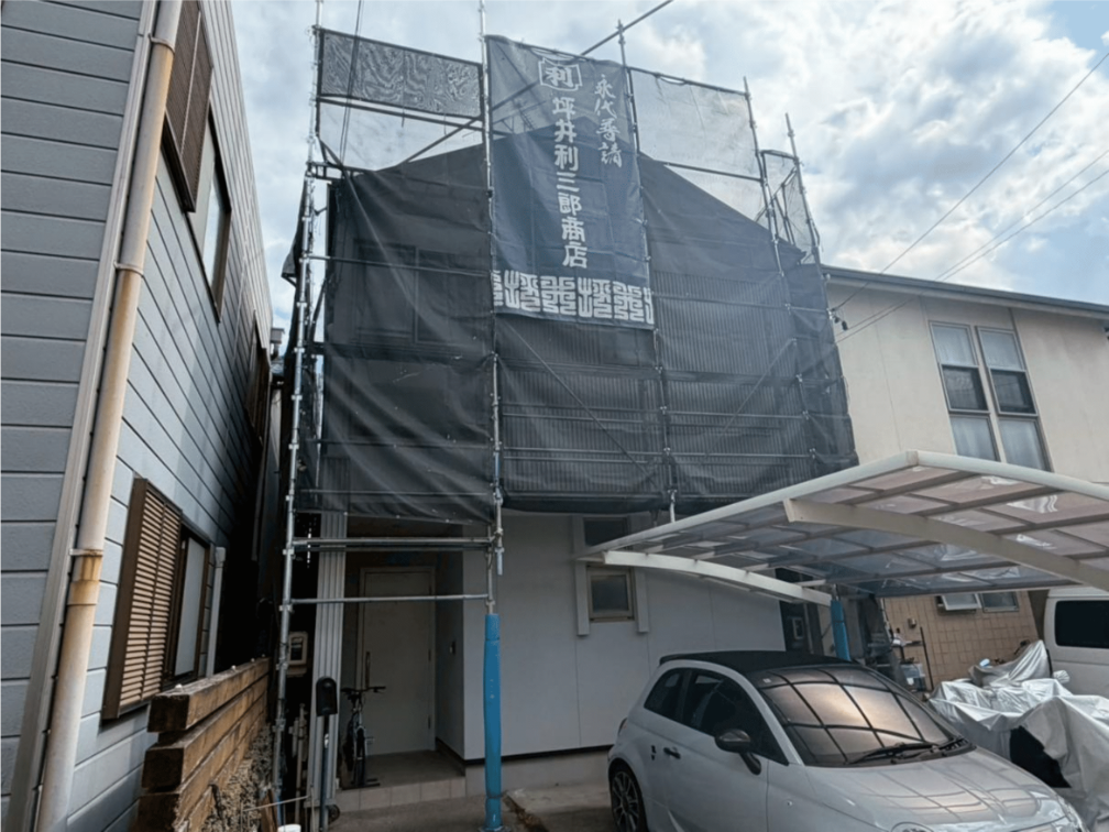 足場仮設と飛散防止シート設置