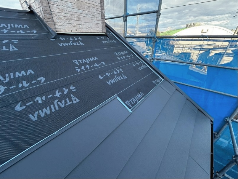スーパーガルテクト本体を1枚ずつ固定して葺き上げる作業
