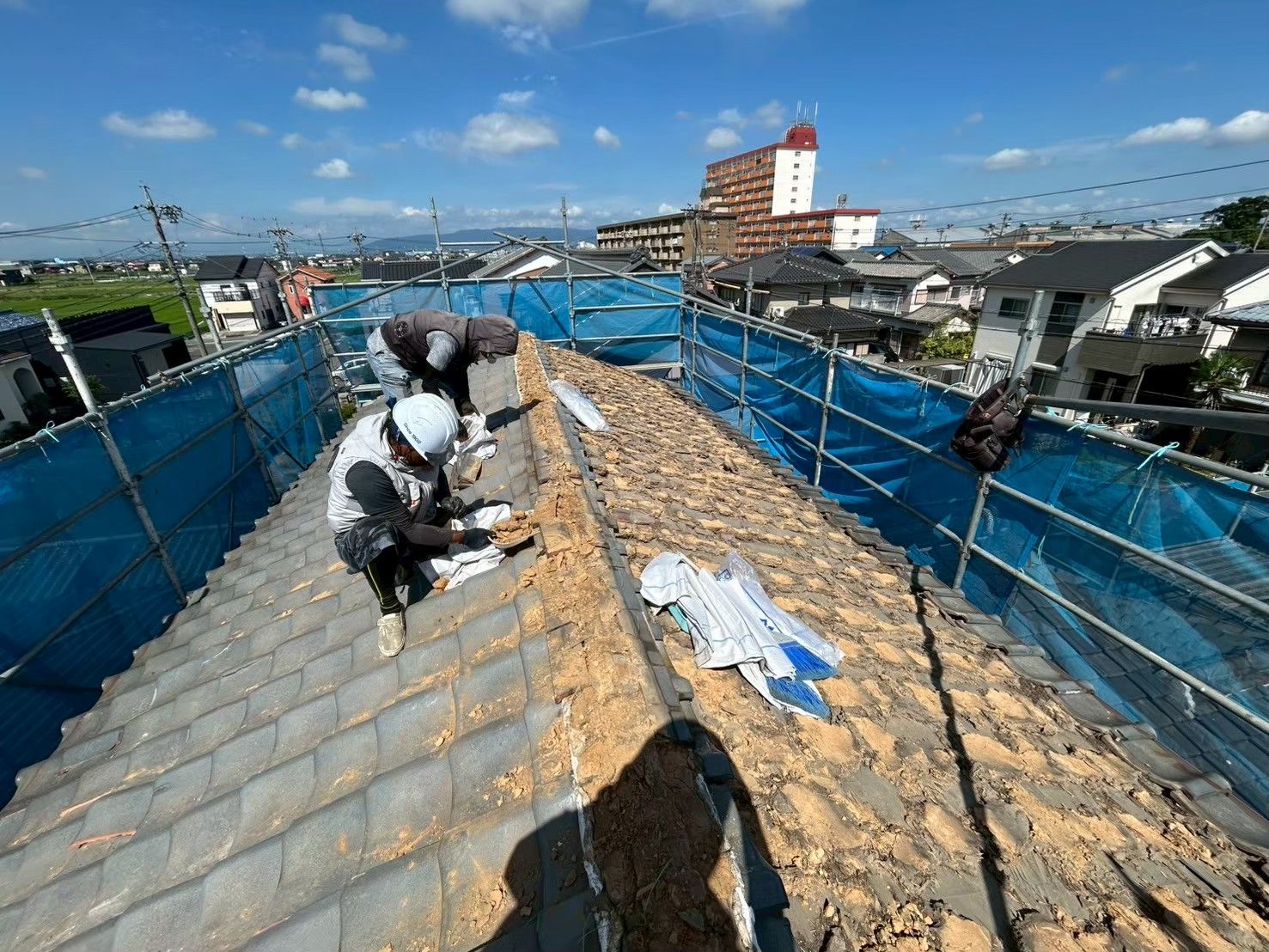 瓦の撤去作業