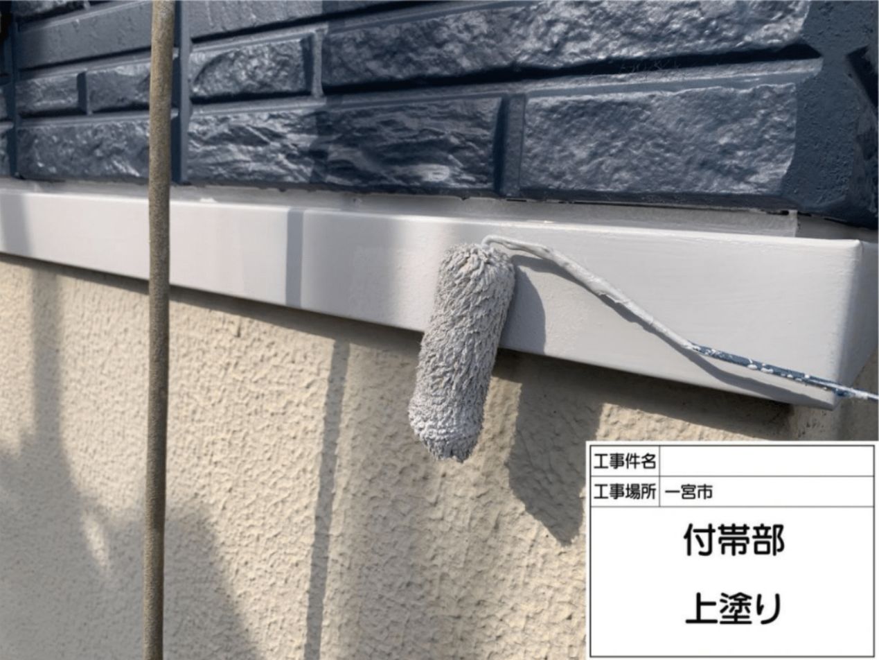 中塗りの上からさらに同じ仕上げ塗料を塗り重ねて圧倒的な美しい艶と耐久性を生み出す様子