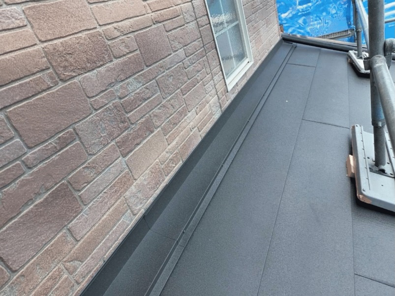 外壁と屋根が接する部分に雨押さえ板金を取り付ける作業