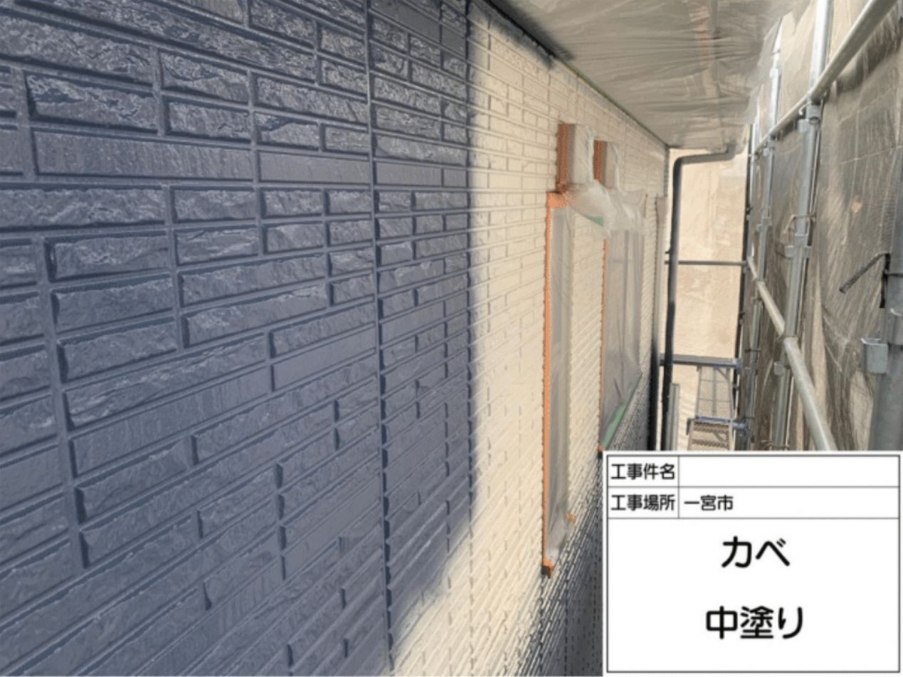 お客様に選んでいただいたお色の高耐候性塗料を使って1回目の中塗りをする様子