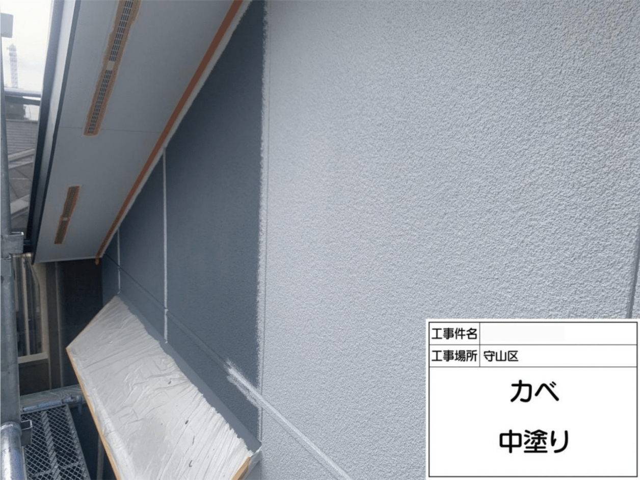 外壁の中塗り作業