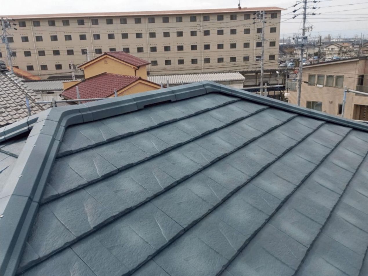 足場の上から見た、シャネリアによる美しい金属屋根カバー工法がすべて完成した全景