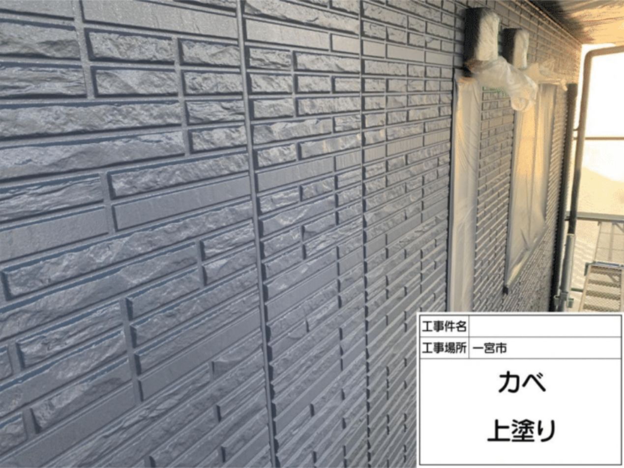 仕上げの最終工程として同じ上塗り塗料を贅沢に重ね塗りし完璧な膜厚を作る様子