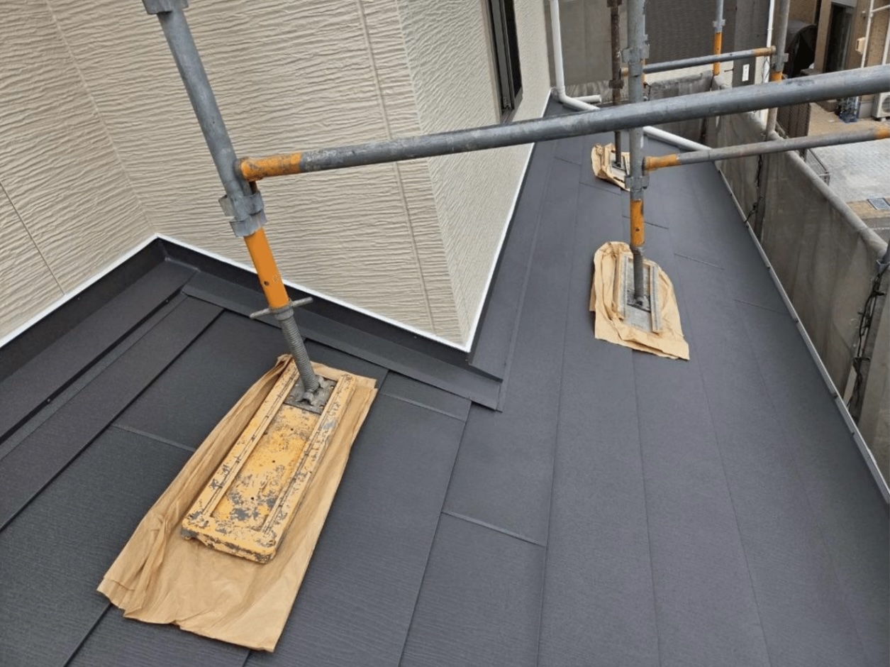 壁際雨押え板金施工完了