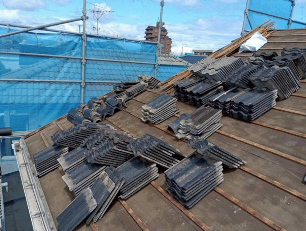 既存屋根瓦のめくり・撤去作業