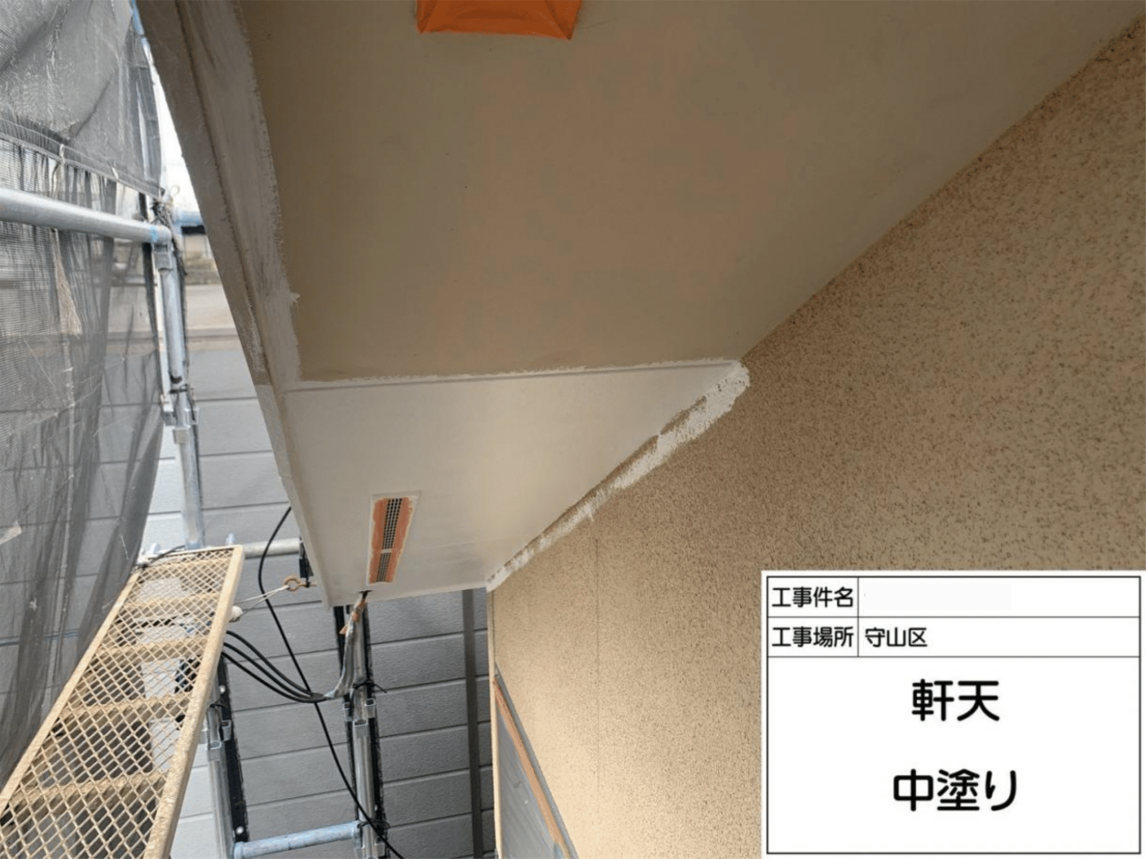 軒天の中塗り作業