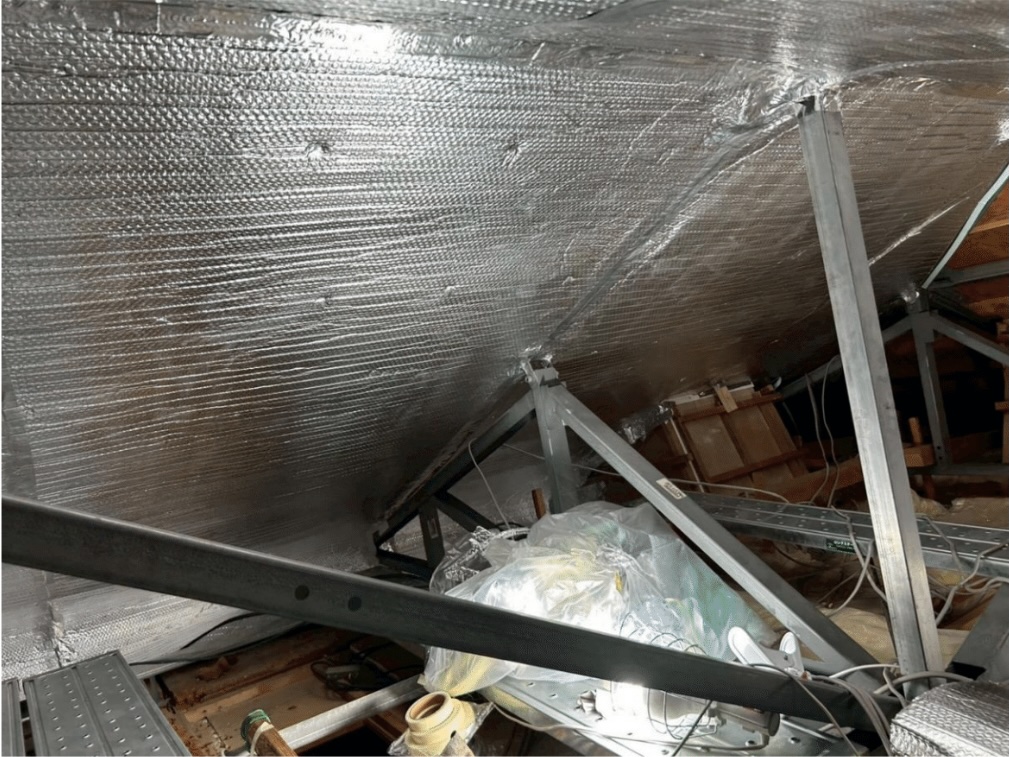 屋根裏遮熱シート施工完了状態