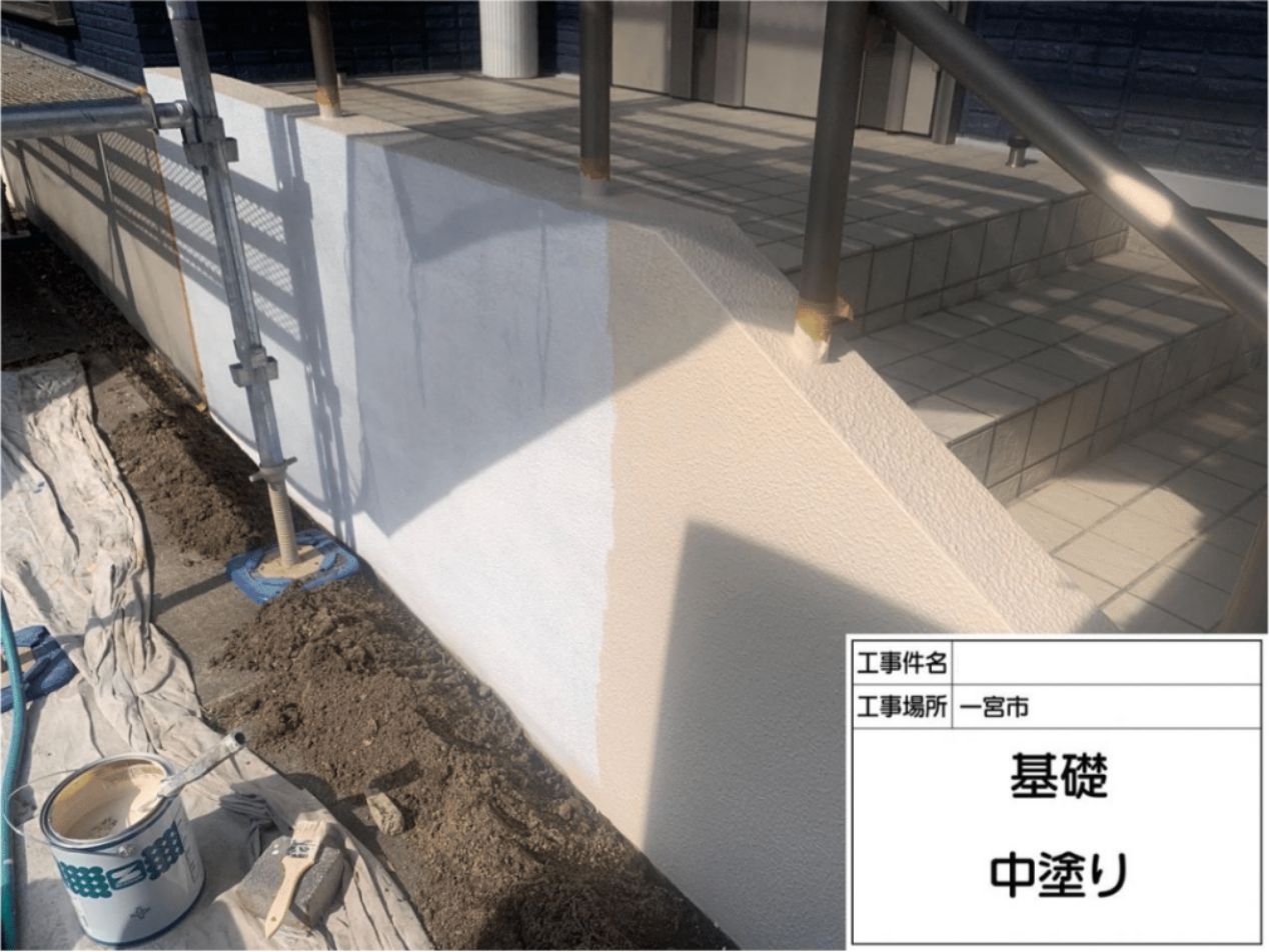 基礎専用の弾性・透湿性塗料を使用して1回目の中塗りを行う様子