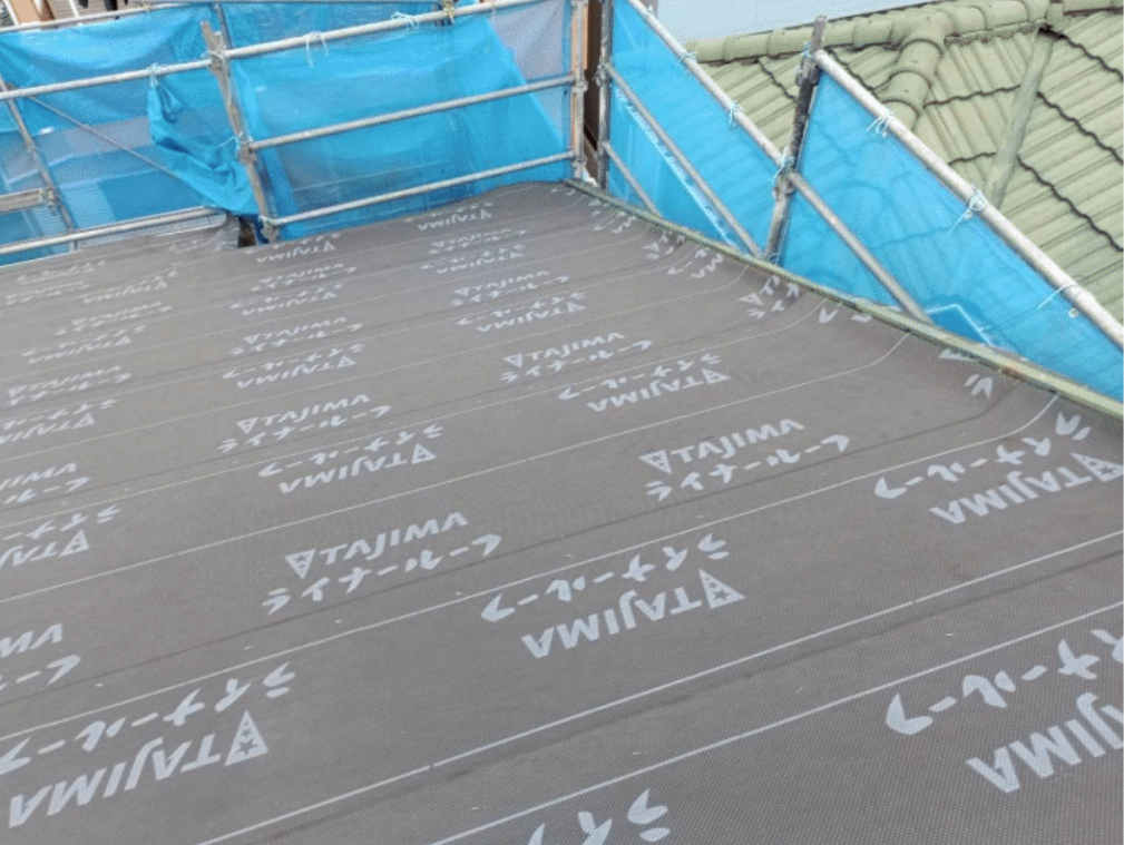 防水ルーフィングシートの敷設作業