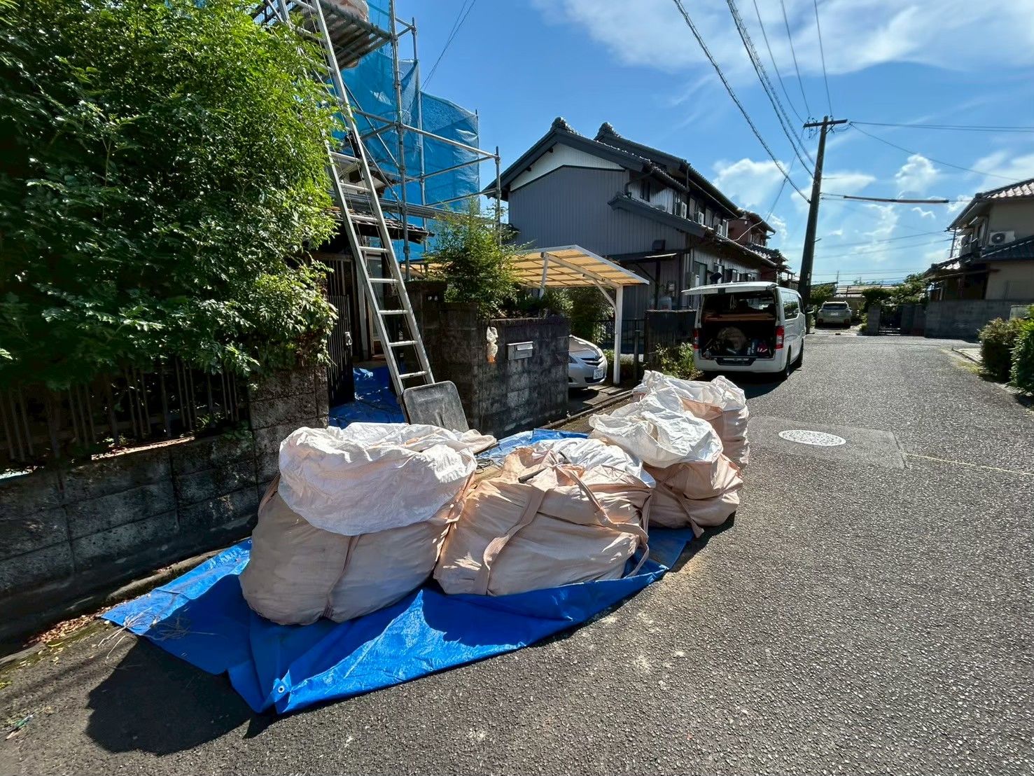 撤去された瓦と土