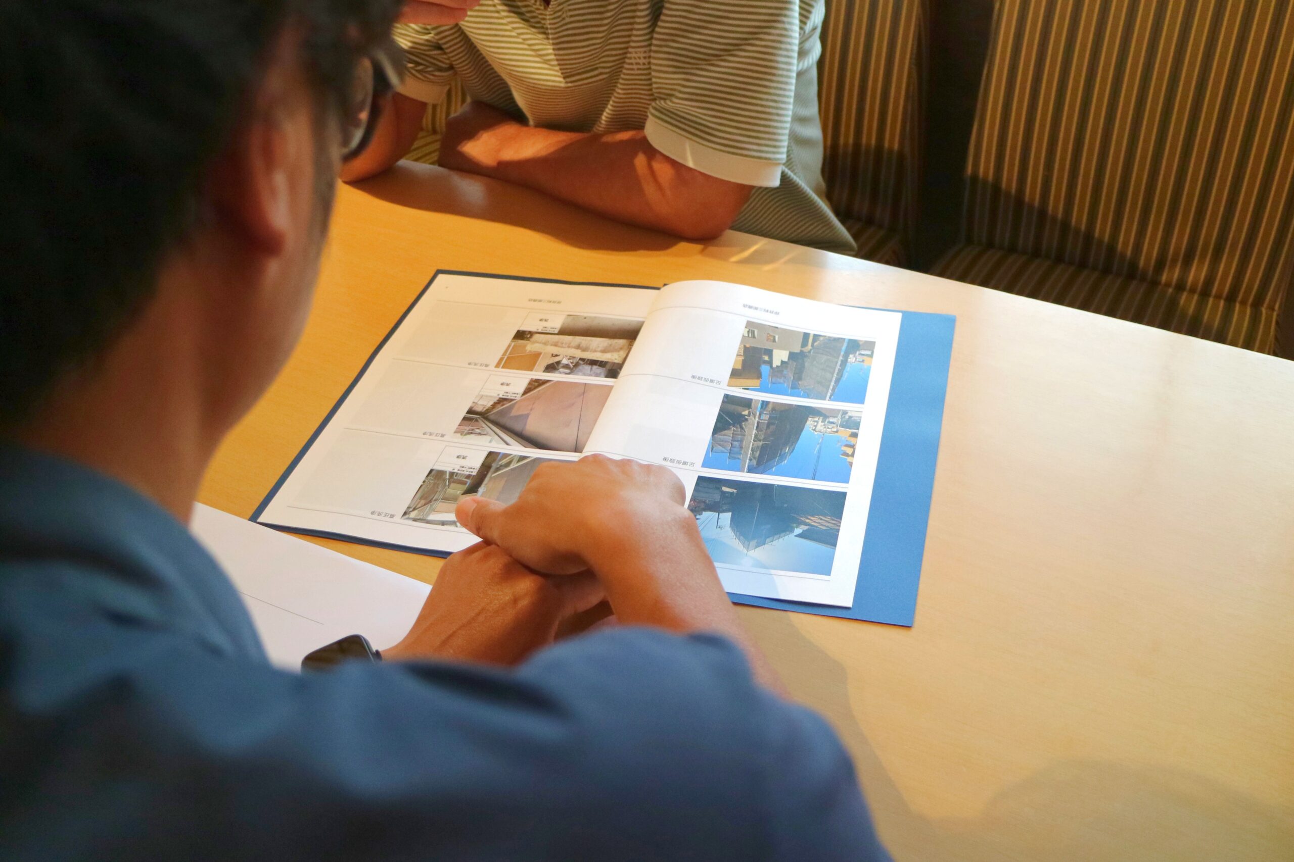 坪井利三郎商店 岩本による施工完了報告の様子