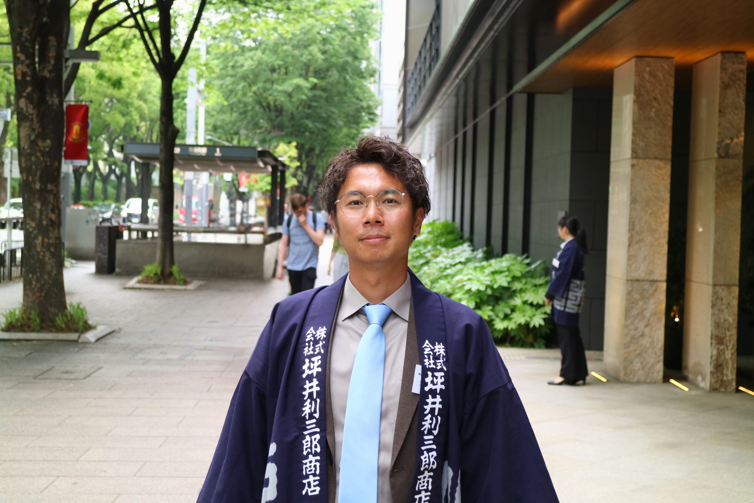 方針を語る様子