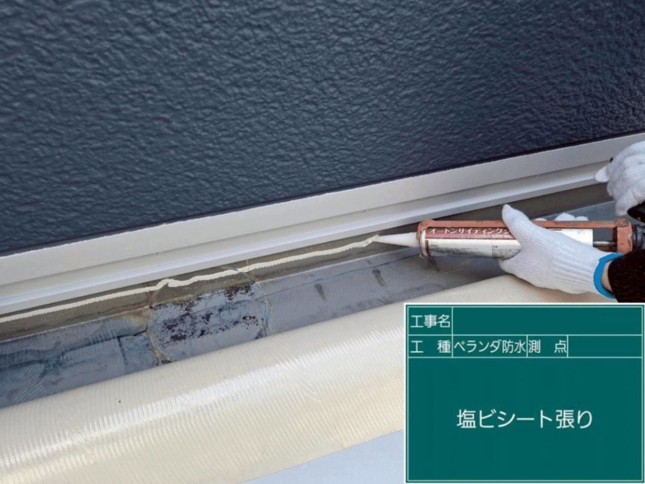 専用のローラーや道具を使い、下地に対して防水シートを完全に密着させていく様子