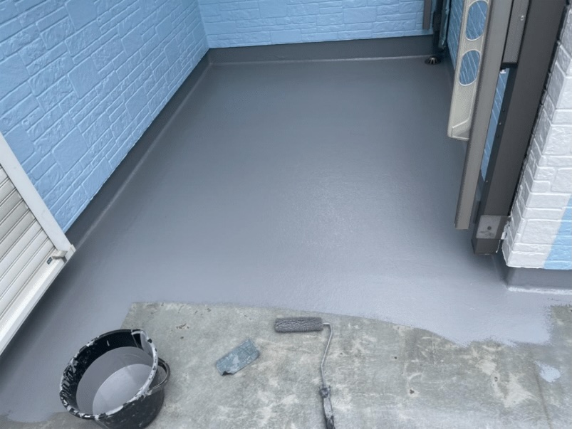 FRP防水層の上から保護用のトップコートを塗装する作業