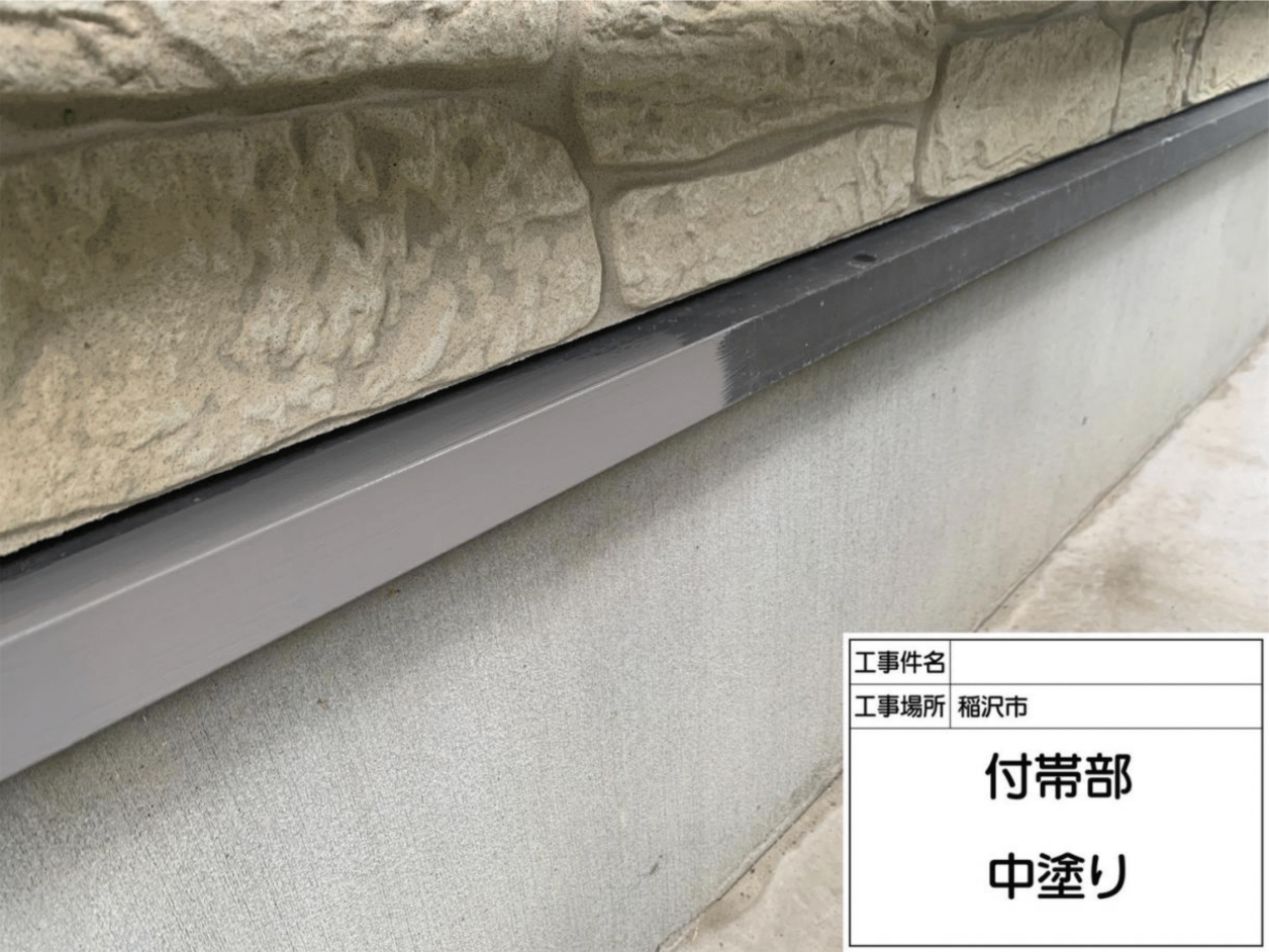 サビ止めの上から、仕上げ用のシリコンまたはフッ素塗料をハケやローラーを使って均一に1回目塗装していく様子
