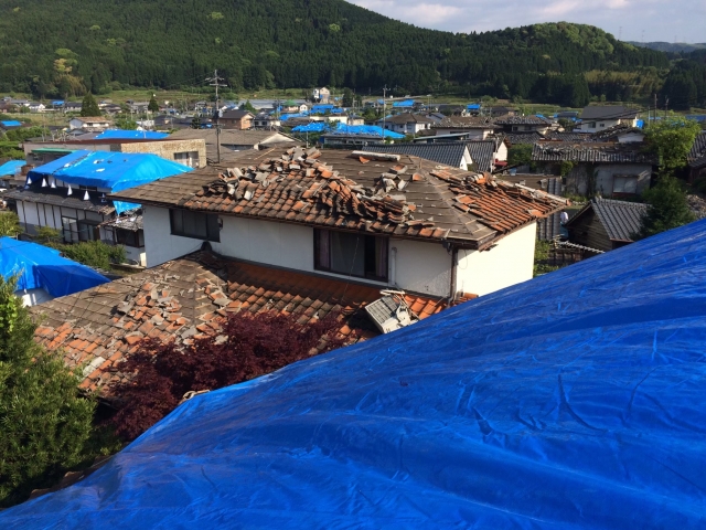 地震で崩れた屋根