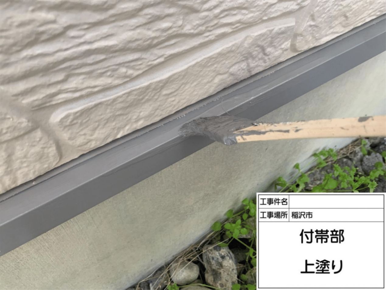 中塗りが乾いたのを確認し、さらに2回目の塗装(上塗り)を重ねて、十分な塗膜の厚みと美しい光沢を出して仕上げる様子