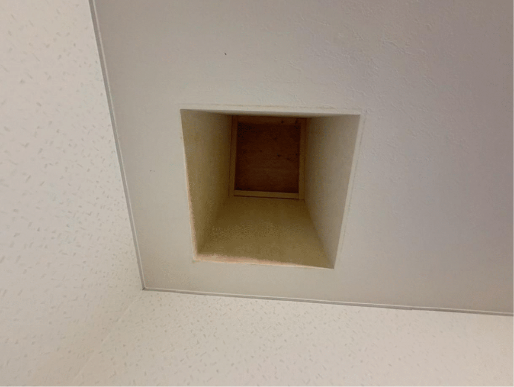 天窓開口部への構造用合板と防水シートの施工