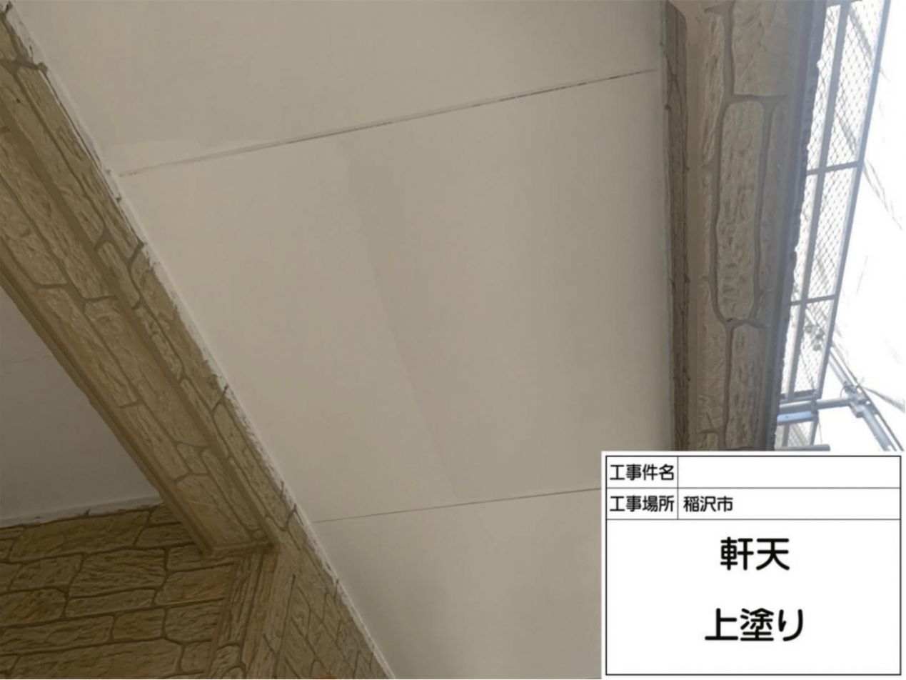 1回目が完全に乾いた後、さらに同じ専用塗料を重ね塗りして、真っ白で美しいフラットな天井に仕上げる様子