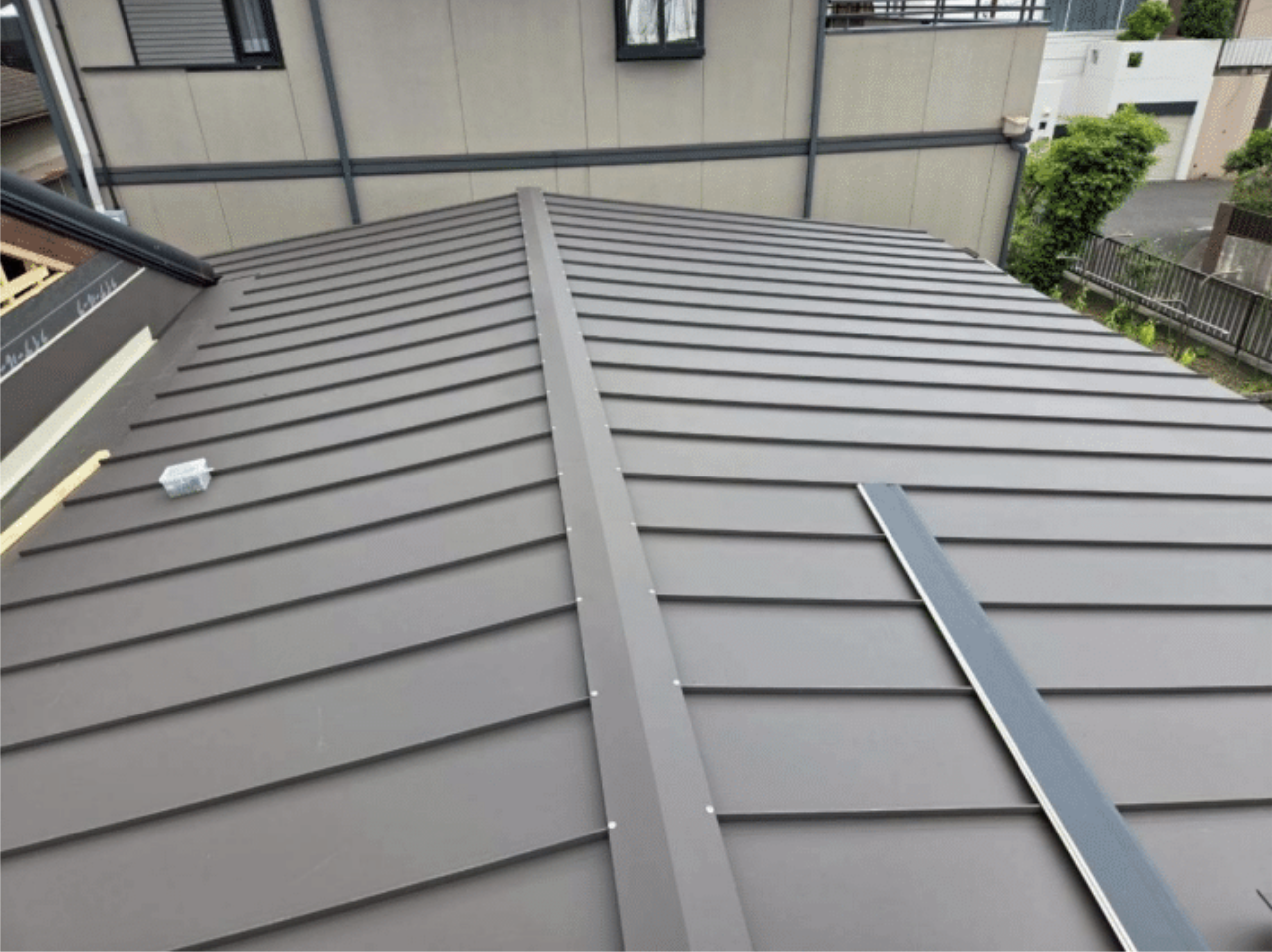 仕上げ棟板金の固定施工