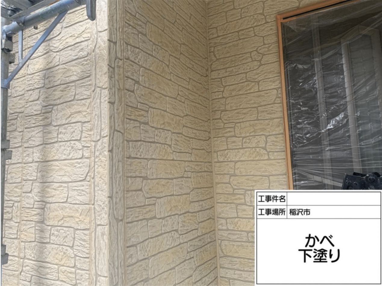 外壁材と仕上げ塗料を強力に密着させるため、乳白色の下塗り専用シーラーをしっかりと塗布していく様子