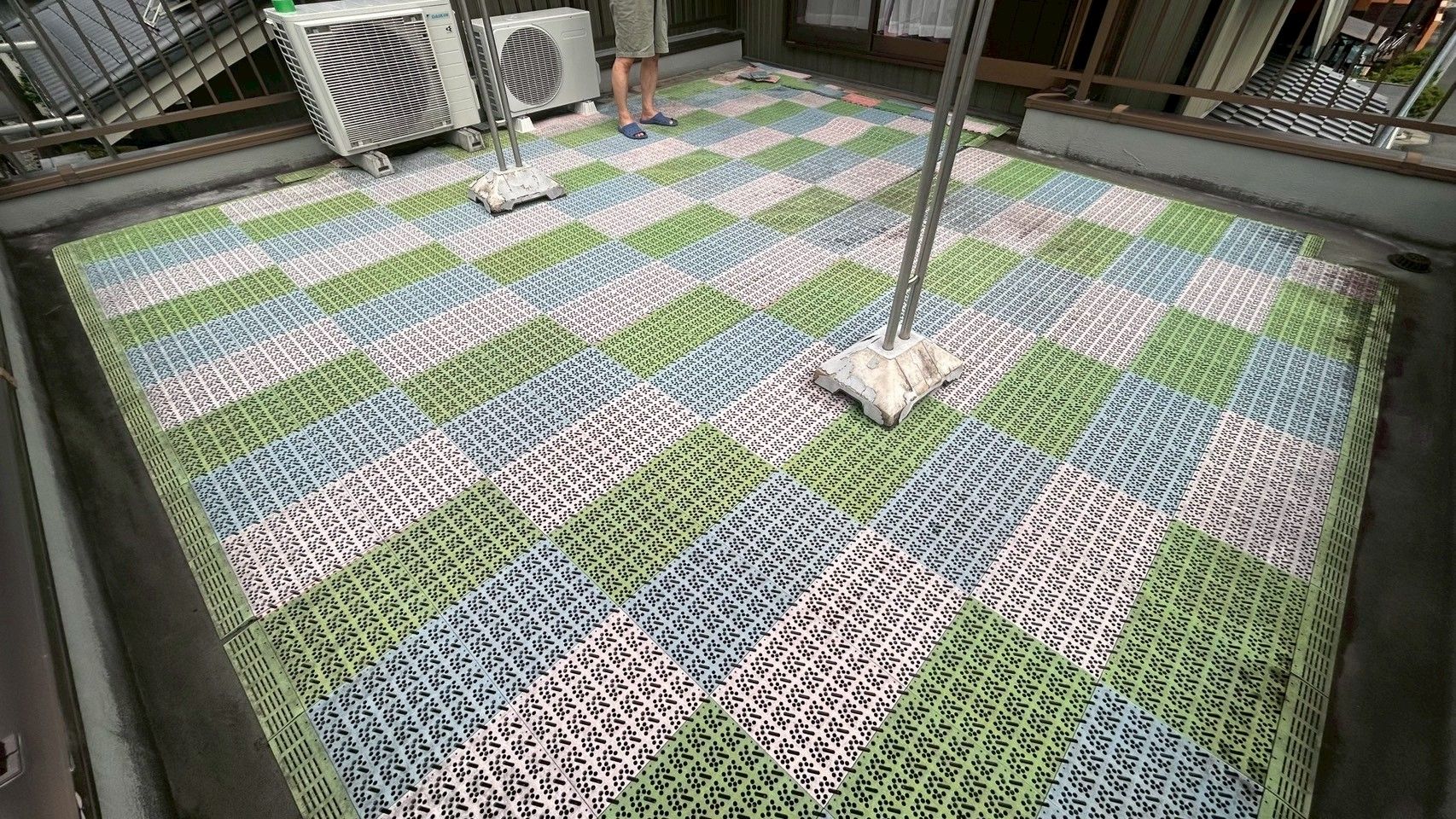 愛知県安城市のバルコニー防水工事施工前のタイル張りの状態