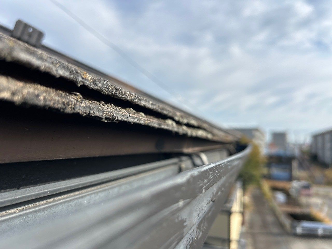 一宮市にて屋根カバー工法。塗装の剥がれとコケを一新！｜施工事例