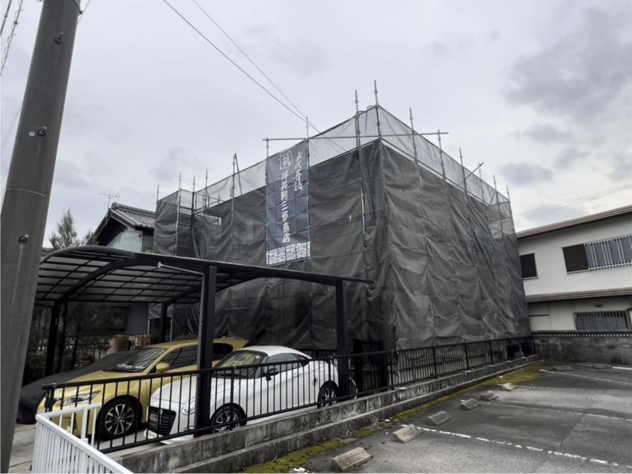 稲沢市の現場にて、高所作業の安全を確保するための強固な仮設足場を組み立てた様子