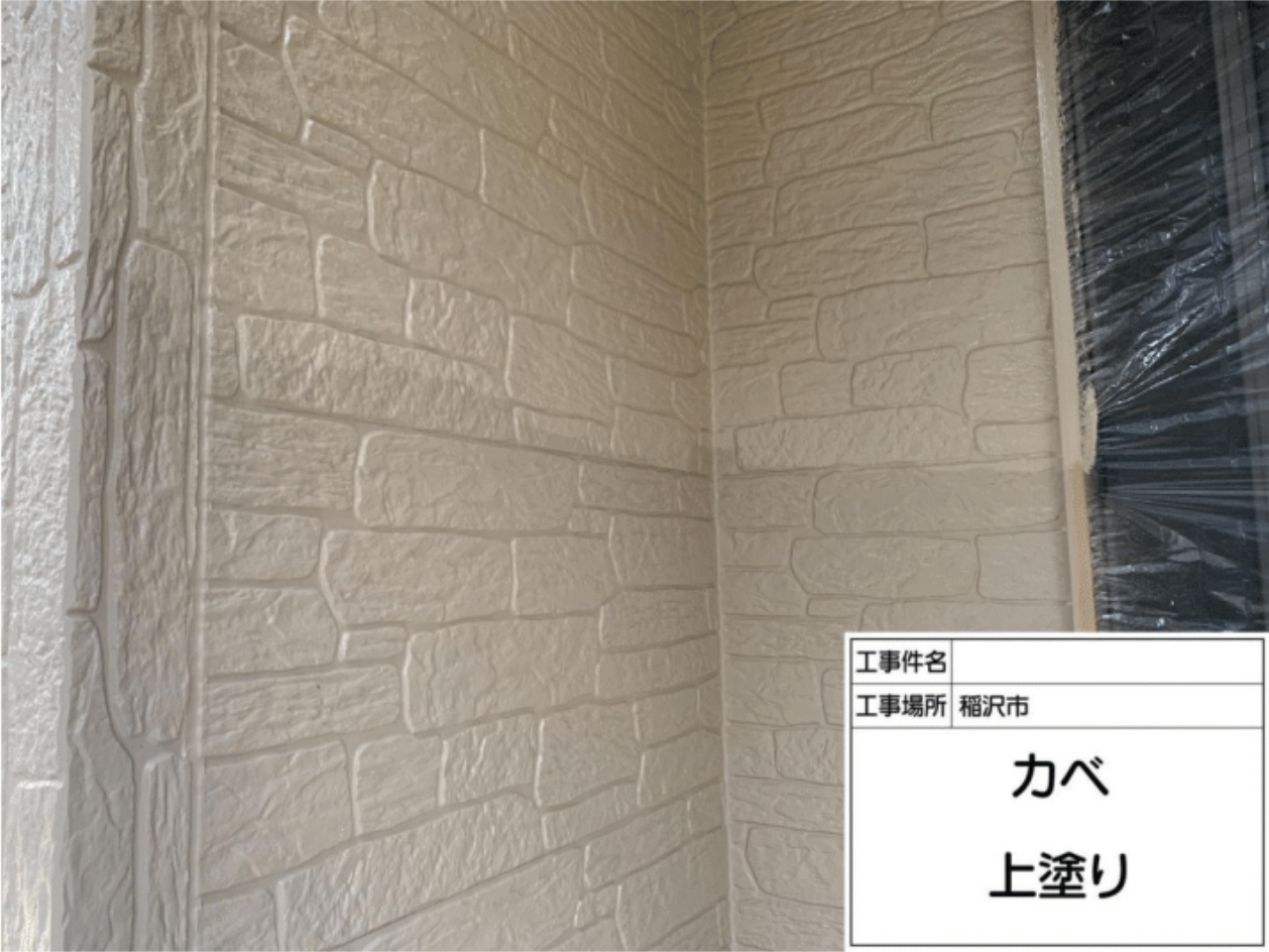 中塗りと同じ最高級塗料をもう一度重ね塗りし、均一で肉厚な美しい塗膜を完成させる上塗り仕上げの様子