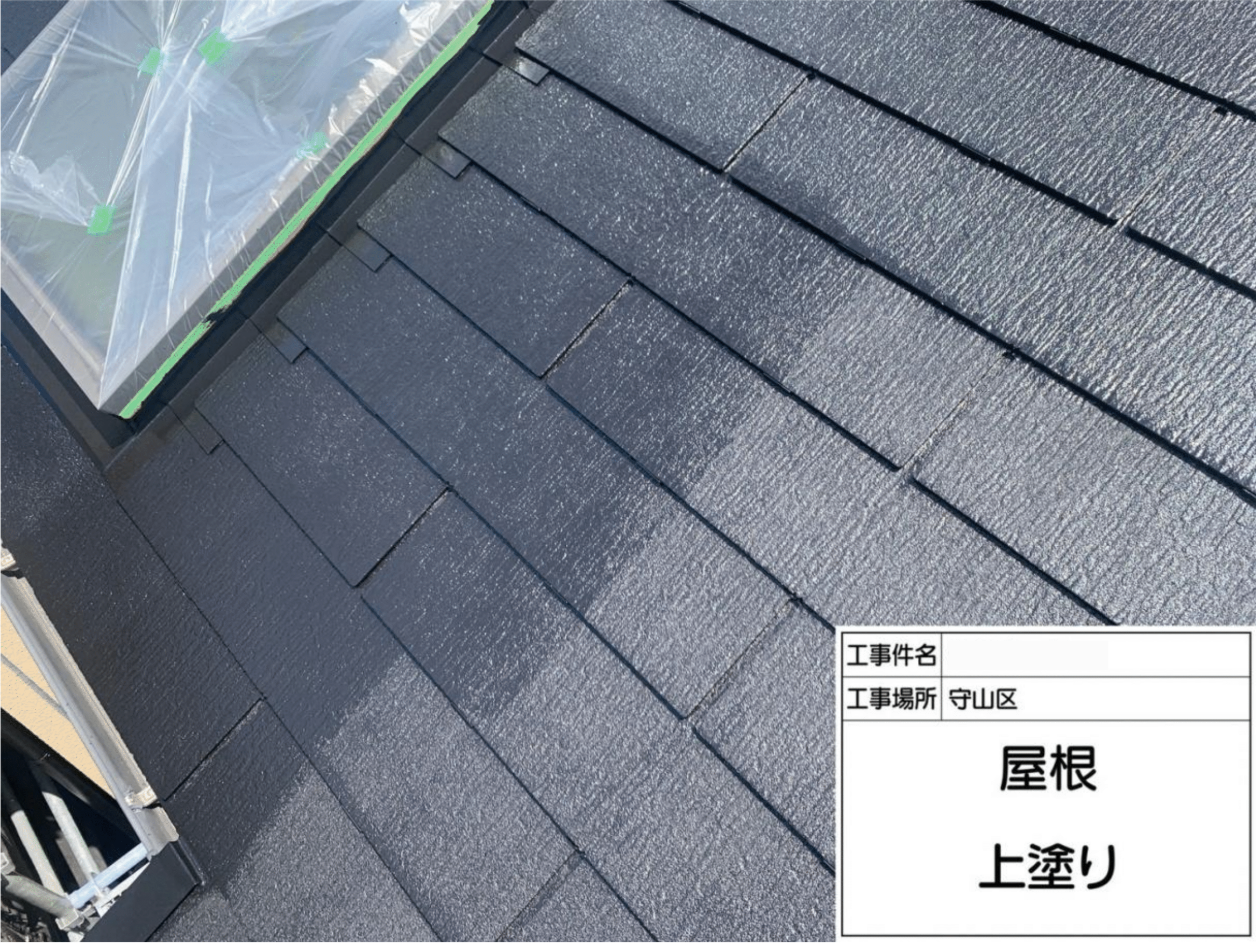 スレート屋根の上塗り作業