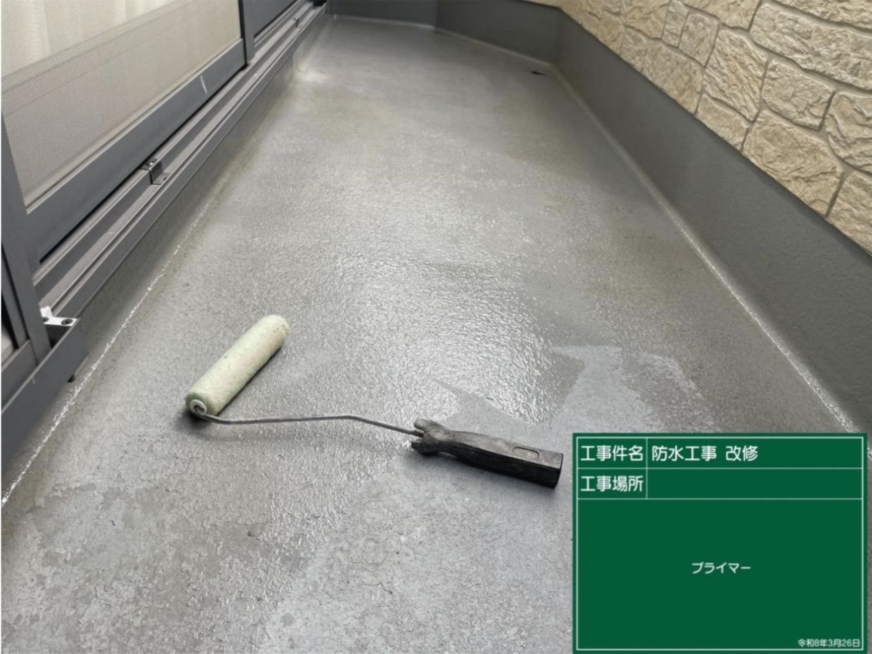 床面と新しく作るFRP防水層をガッチリ密着させるための専用プライマーを下塗りしている様子