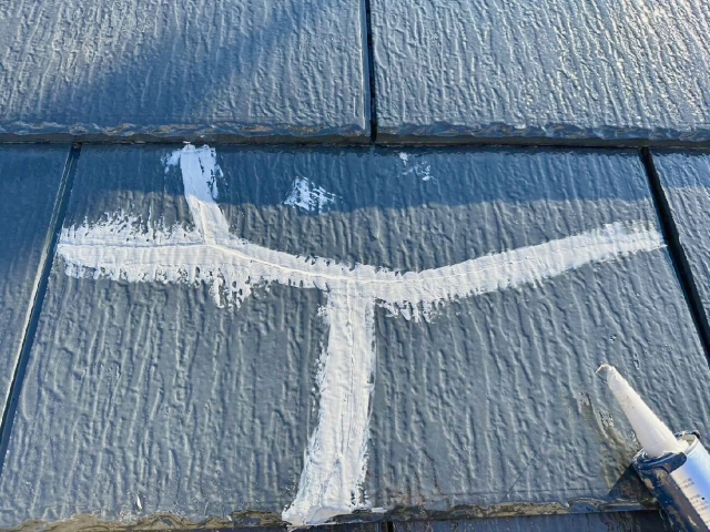 補修中のモニエル瓦