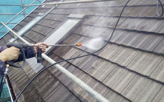 洗浄中のモニエル瓦