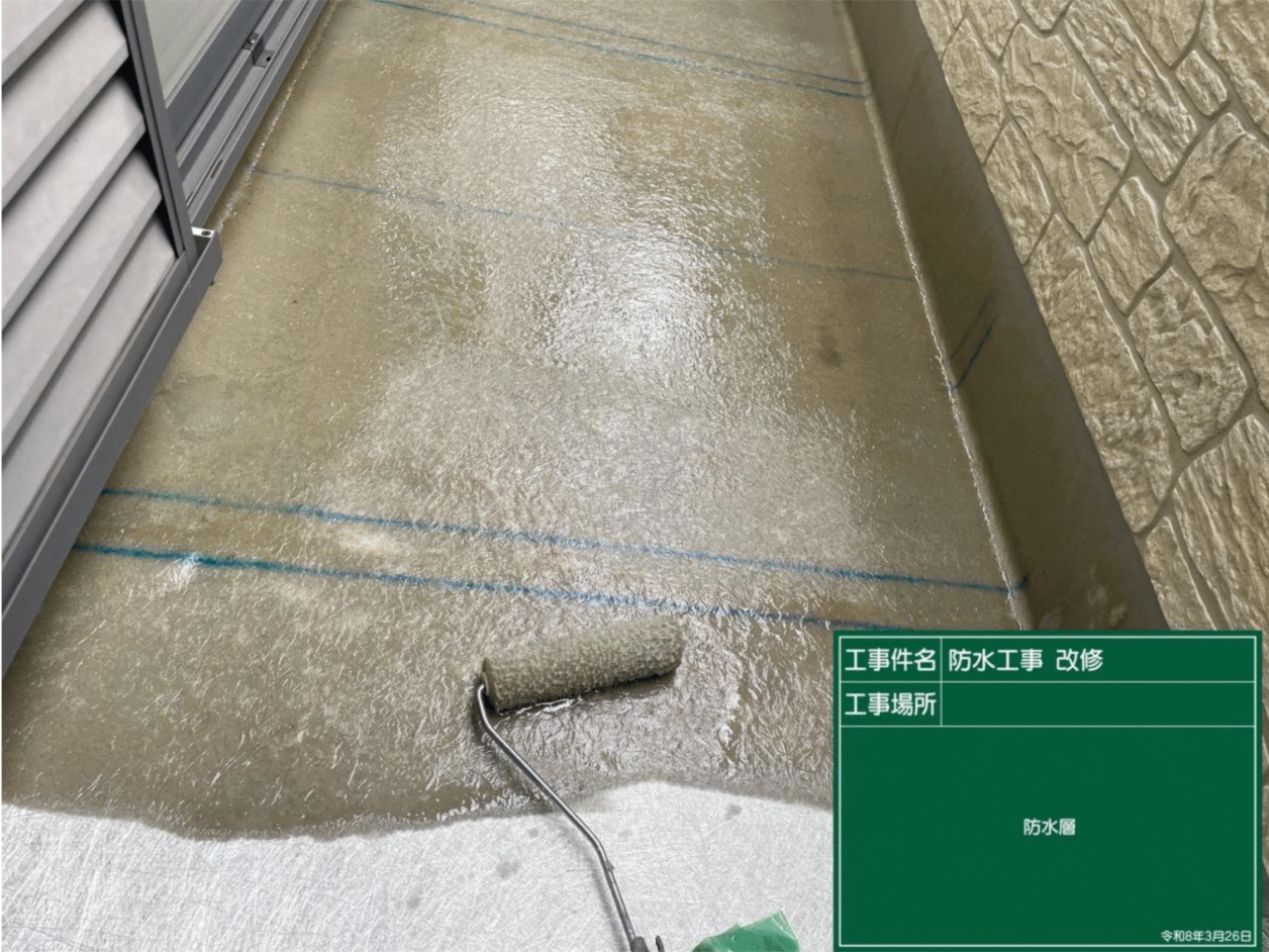 敷き詰めたガラスマットに液体ポリエステル樹脂を染み込ませ、脱泡ローラーで気泡を抜きながら硬化させる様子