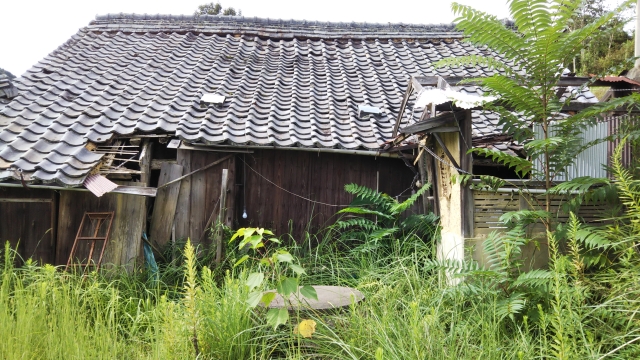 崩れかけている家