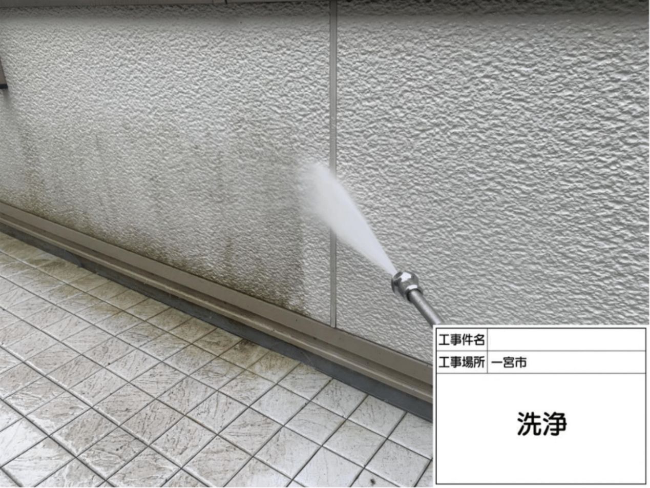 高圧洗浄機を使い外壁の長年の汚れや苔を根こそぎ洗い流す様子