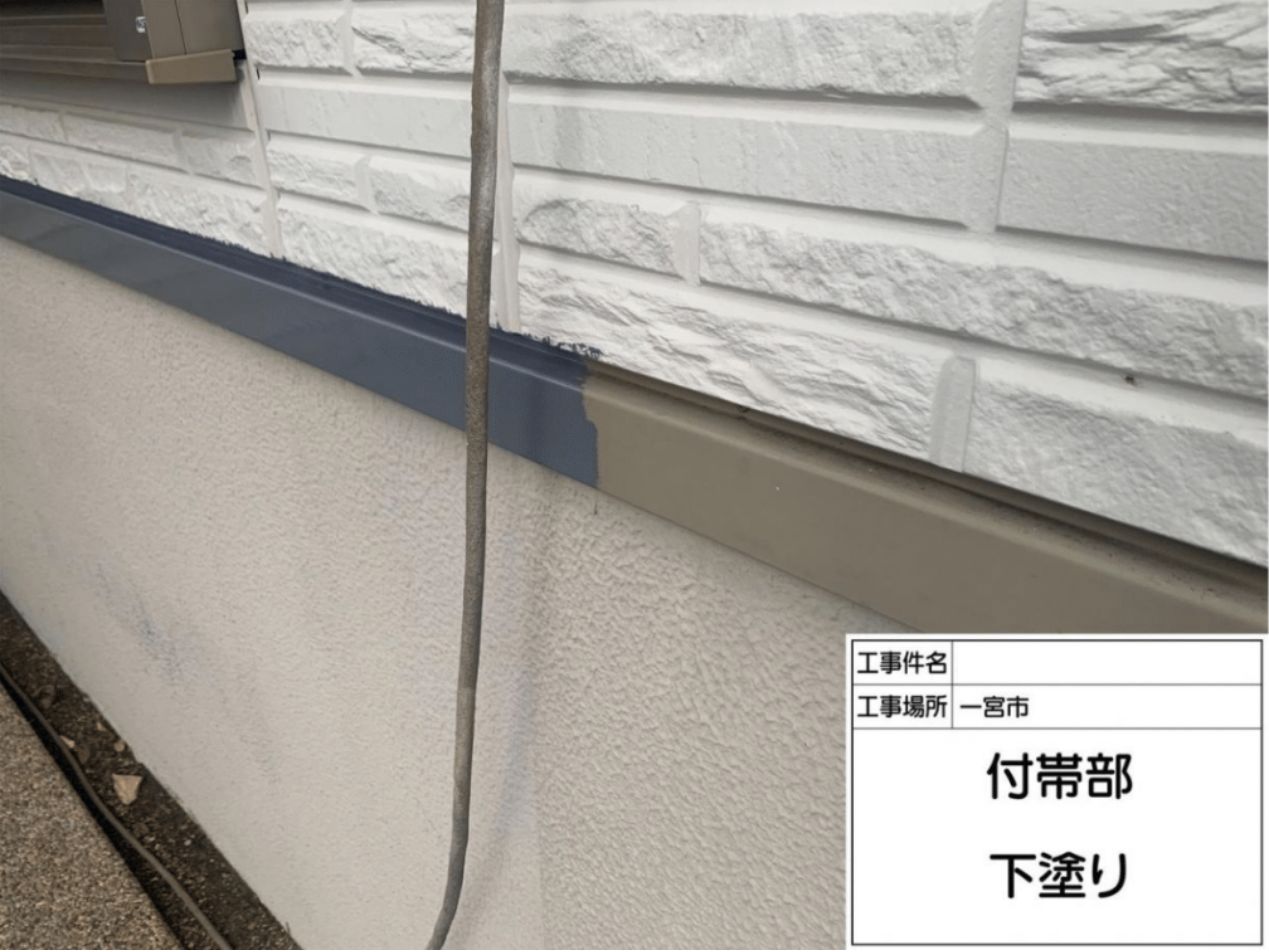 材質に合わせた下塗り材を使ってサビ止めや密着性向上を目的とした下塗りを行う様子