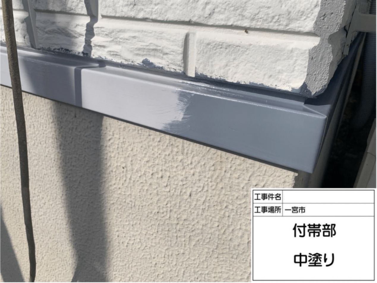仕上げ用の高耐候性塗料を使って1回目の中塗り塗装を丁寧に行う様子