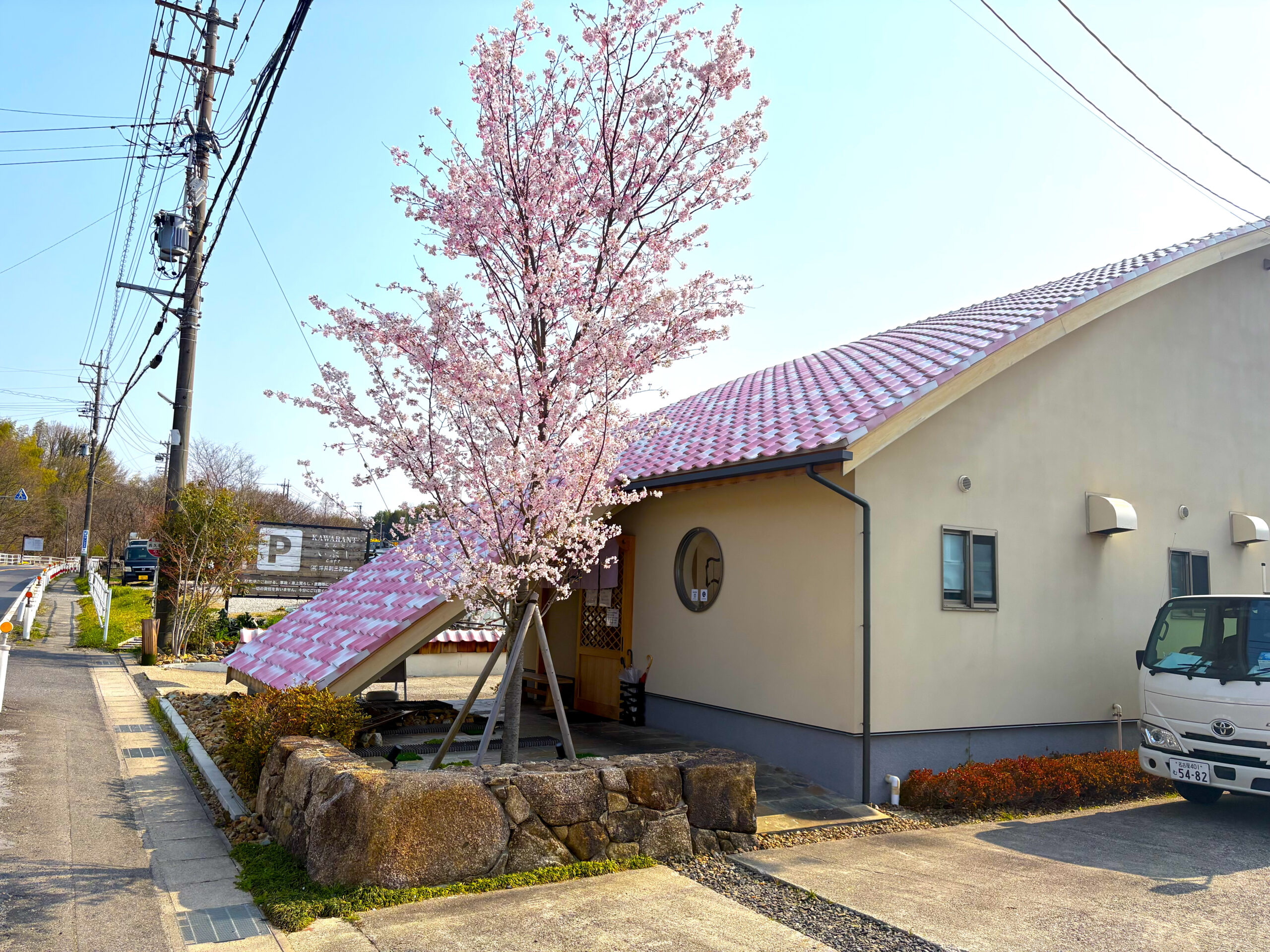 新年度スタート！瓦と桜のコントラストを楽しむ「いぶしカフェ」の春