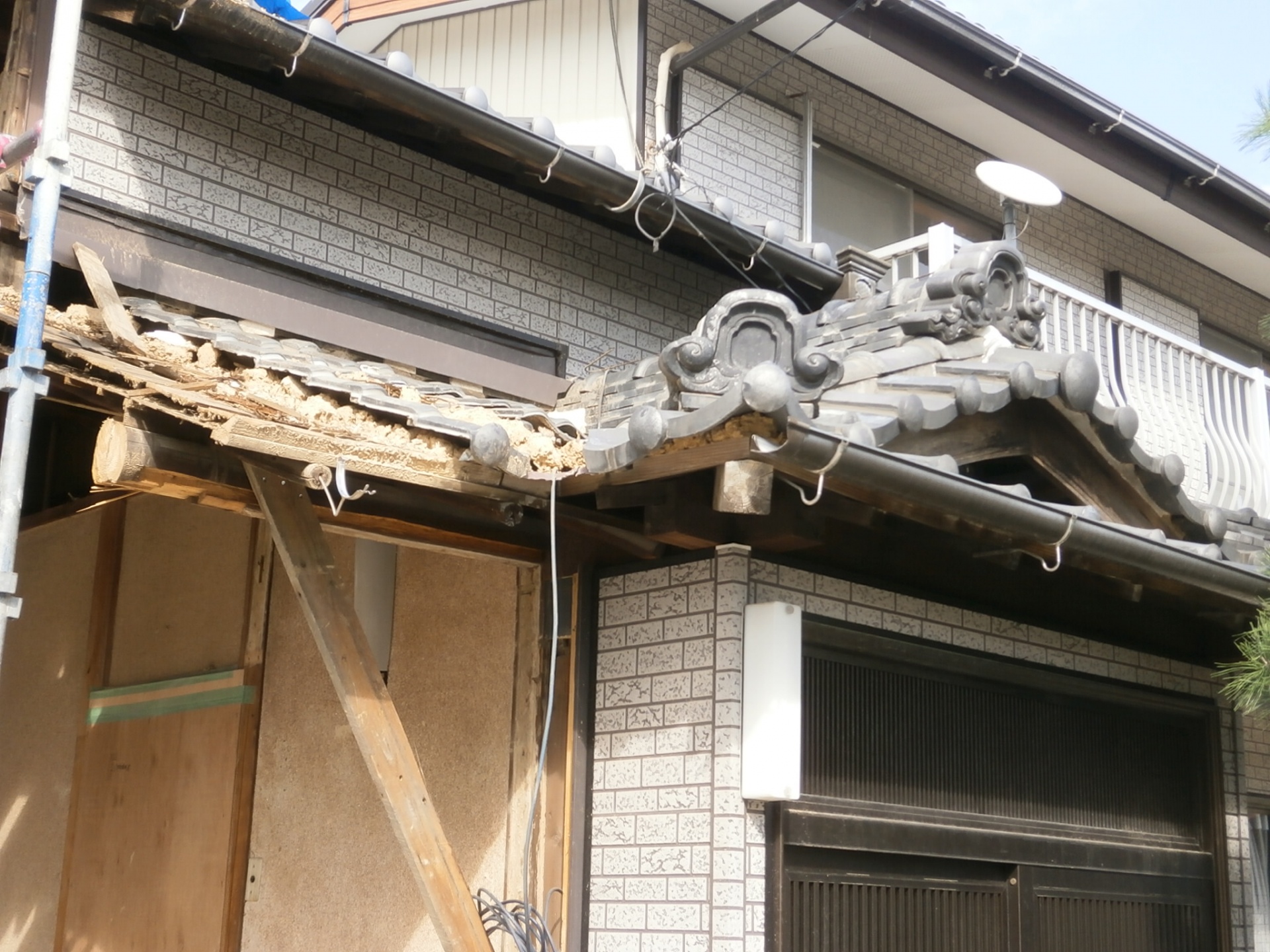 長久手市　玄関上の屋根葺き替え工事