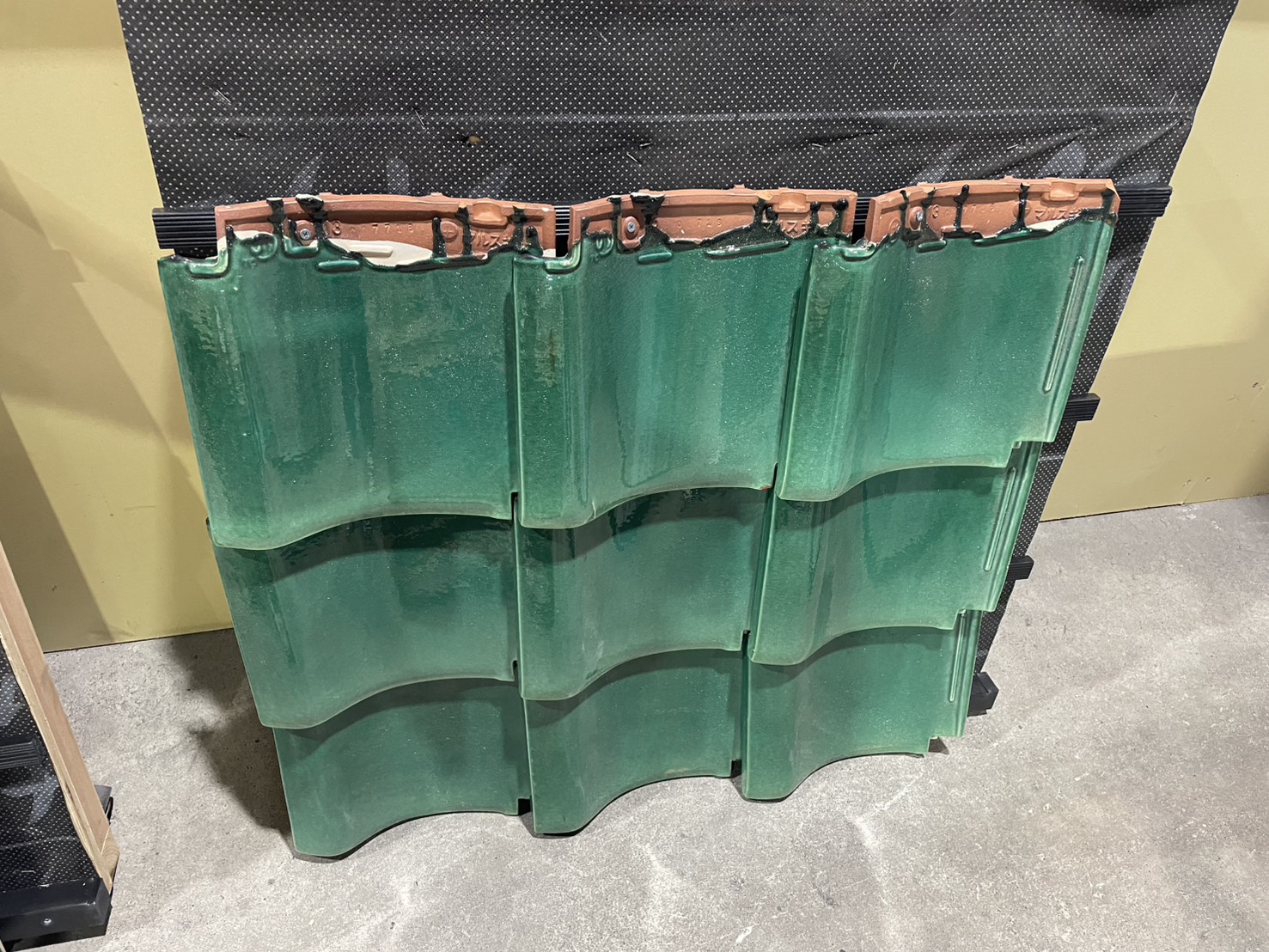 【いぶしカフェ】そろそろイメチェン！看板の「ピンクの瓦」を葺き替えます！｜かわラボ