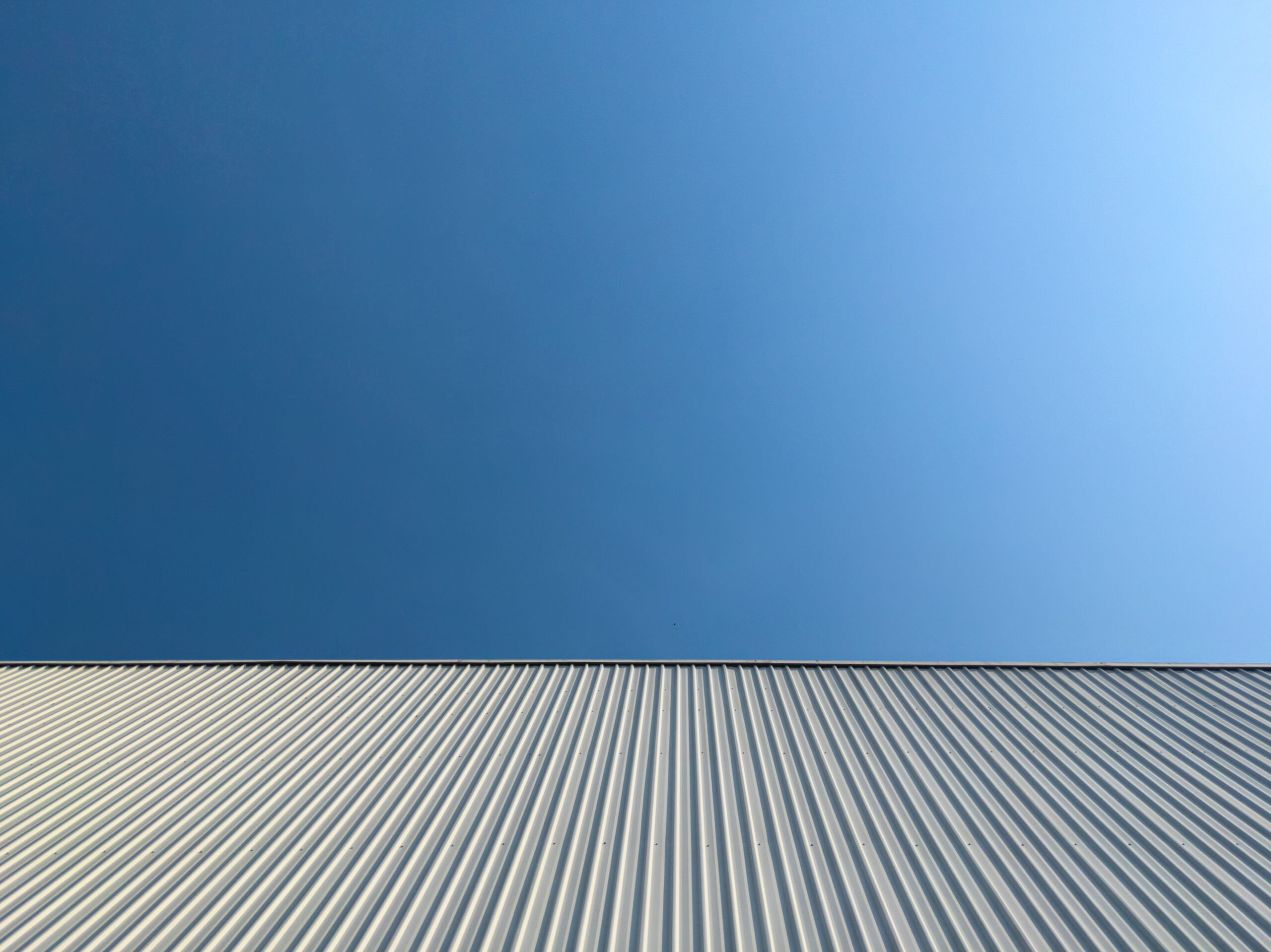 青空とトタン屋根