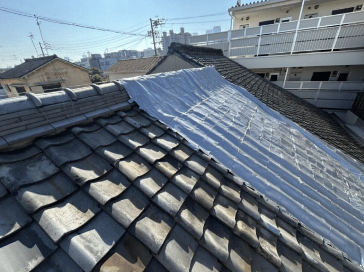 横から