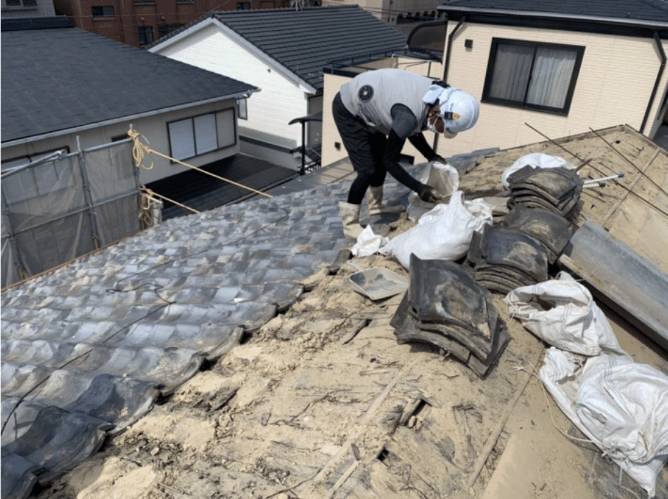 瓦の撤去