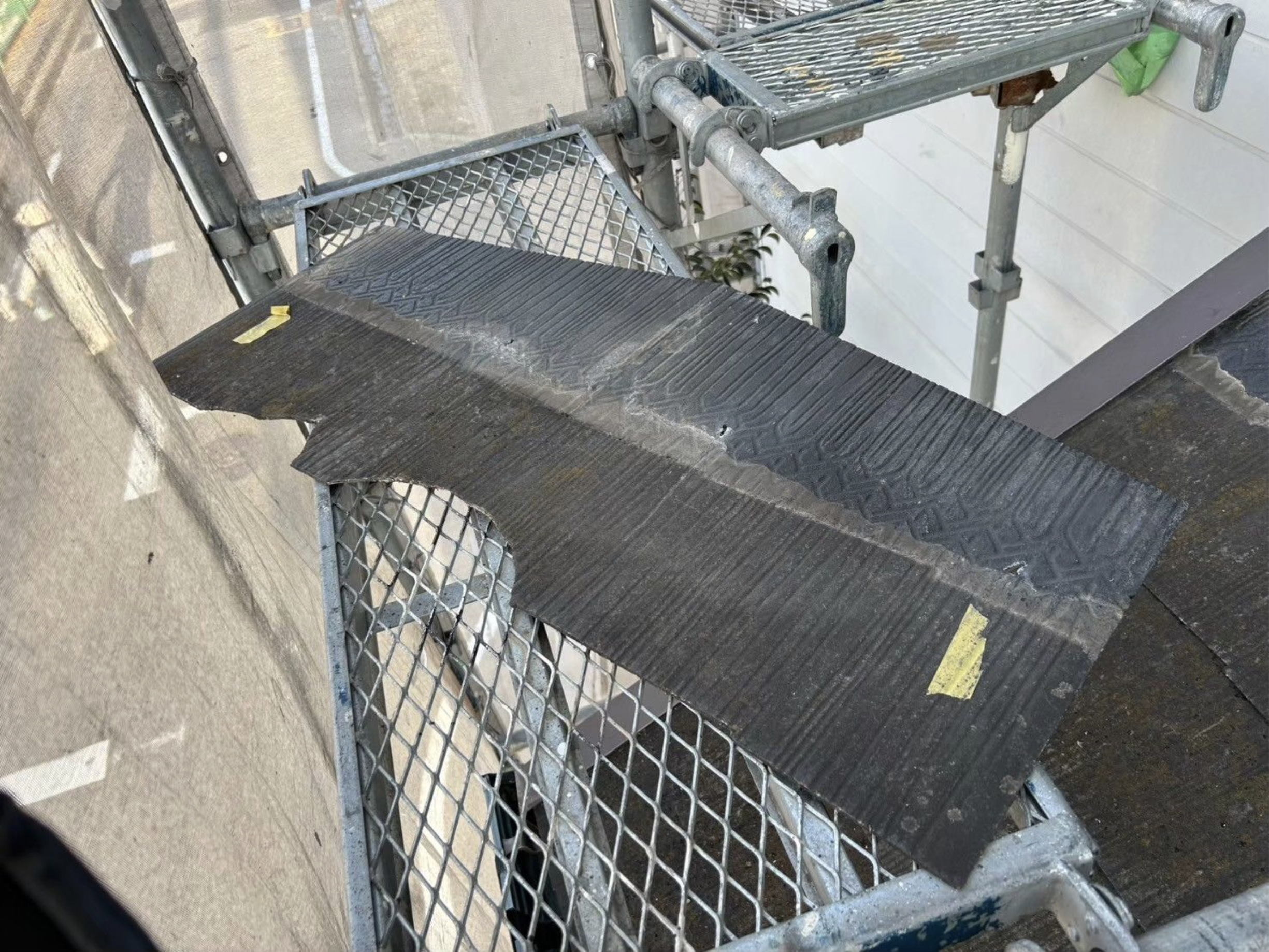 屋根が割れてしまった！一部スレート屋根の差し替え｜尾張旭市