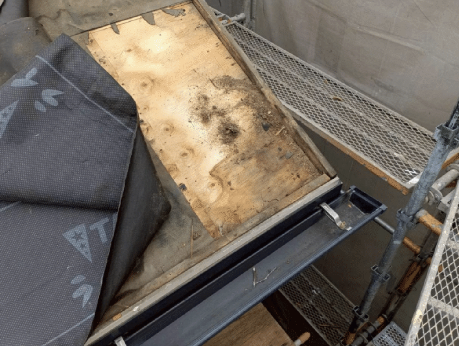 腐食した野地板